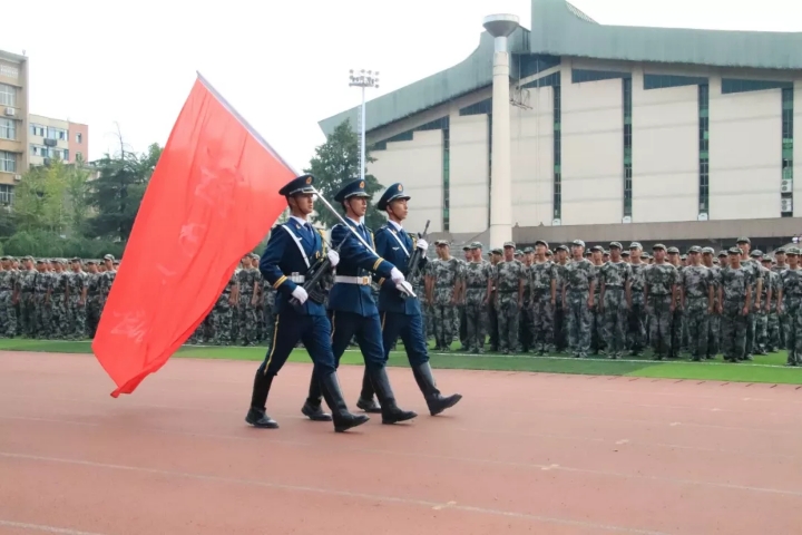 湖南大学新生参加军训